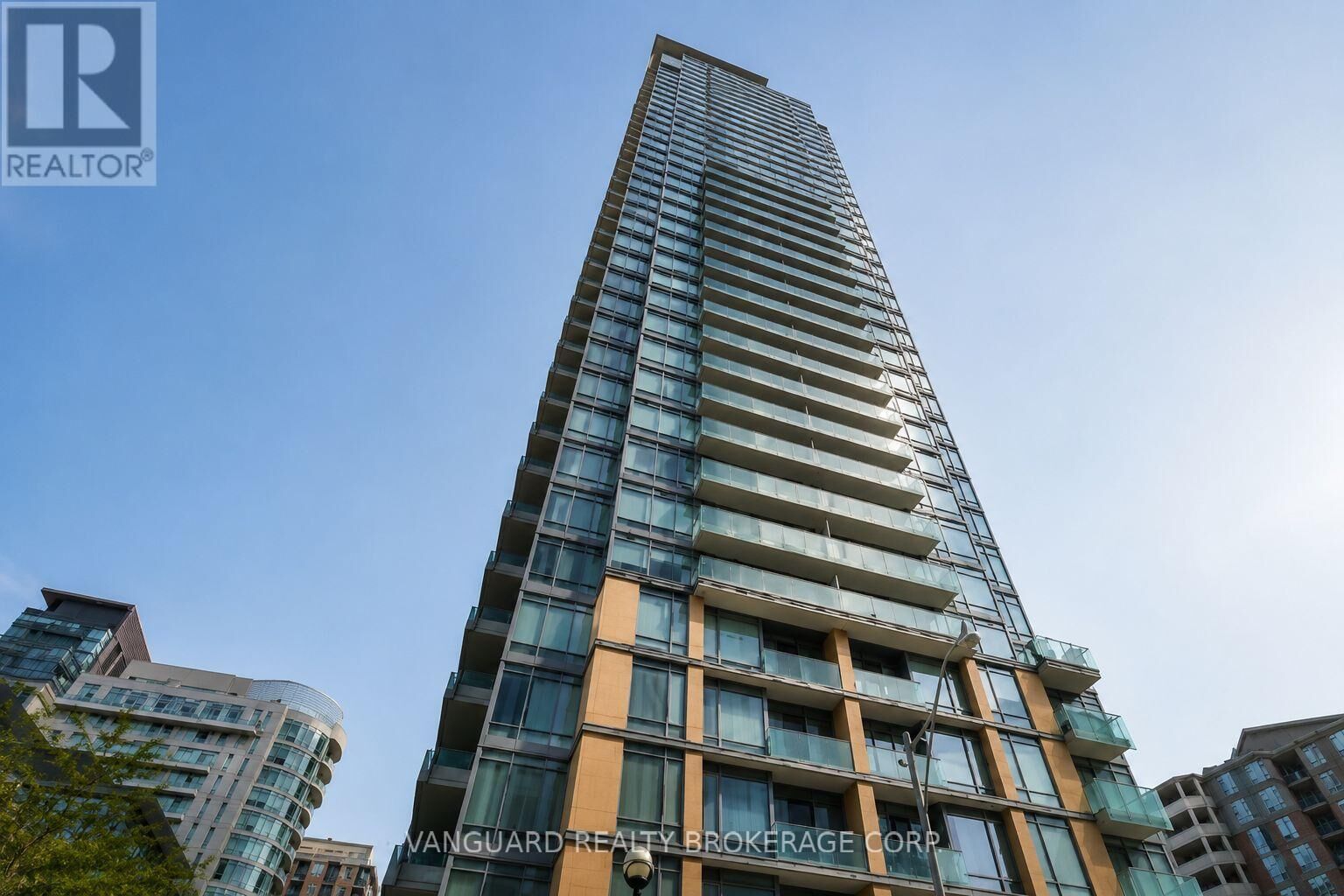 Property Photo:  18 Yorkville Avenue 201  ON M4W 3Y8 