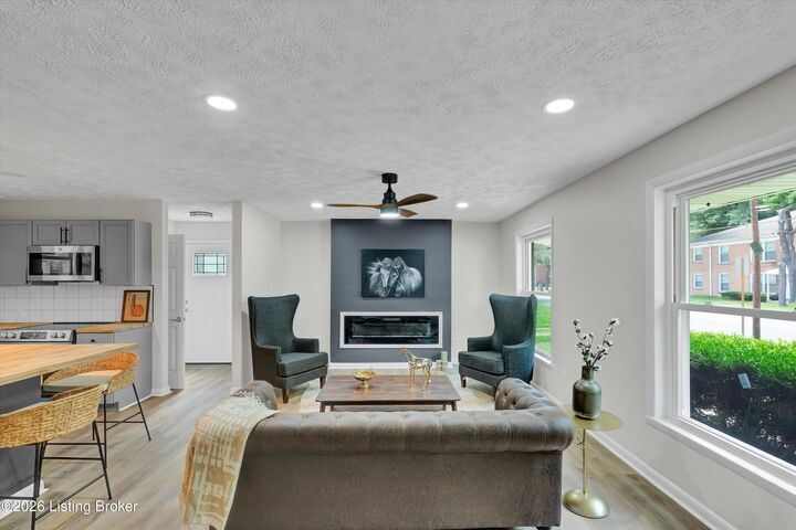 Property Photo:  1520 E 8th St  IN 47130 