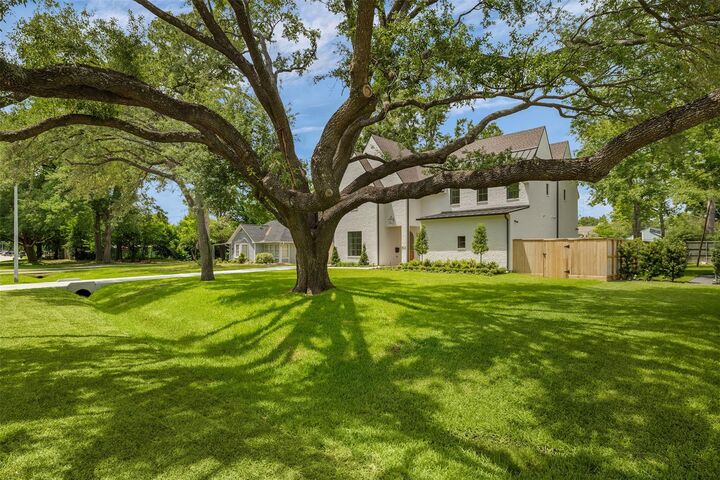 Property Photo:  822 W 31st Street  TX 77018 