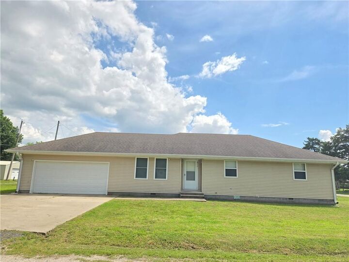 Property Photo:  817 W Park Street  KS 67335 