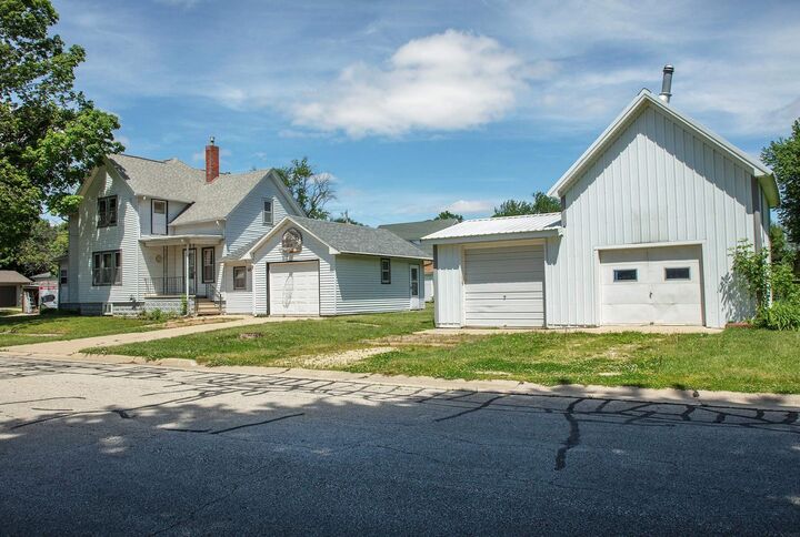 Property Photo:  300 SE 6th Avenue  IA 50676 