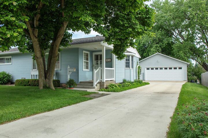 Property Photo:  1826 2nd Ave NW  IA 50677 