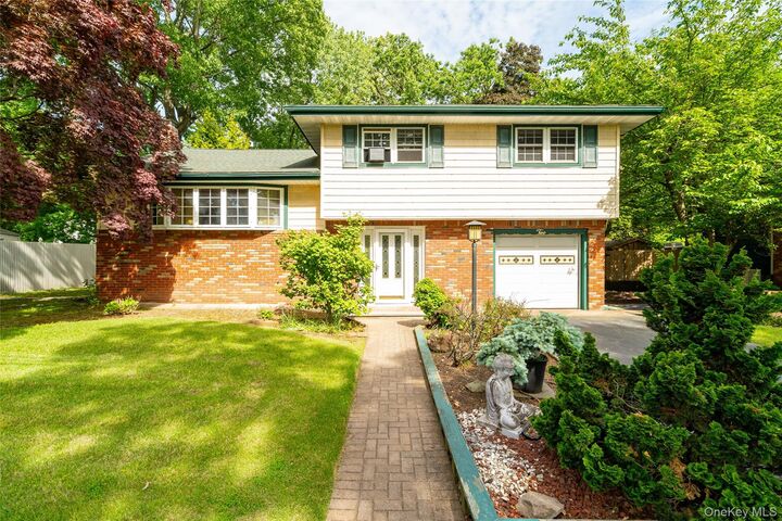 Property Photo:  2 Forest Knoll Drive  NY 10901 