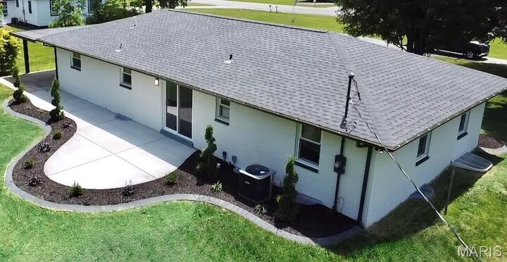 Property Photo:  722 E US Highway 40  IL 62294 