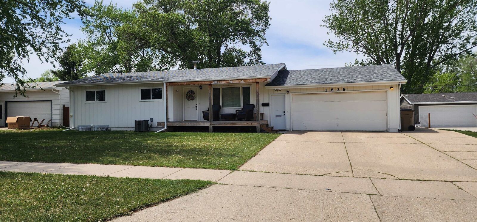 Property Photo: 1828 9th St SW ND 58701