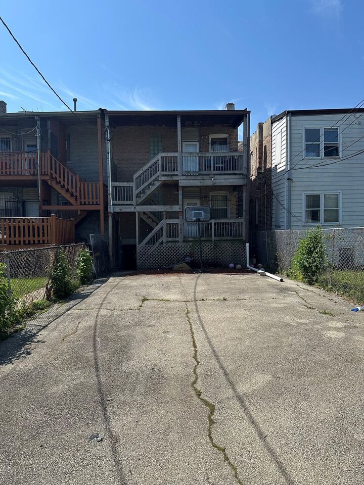 Property Photo:  