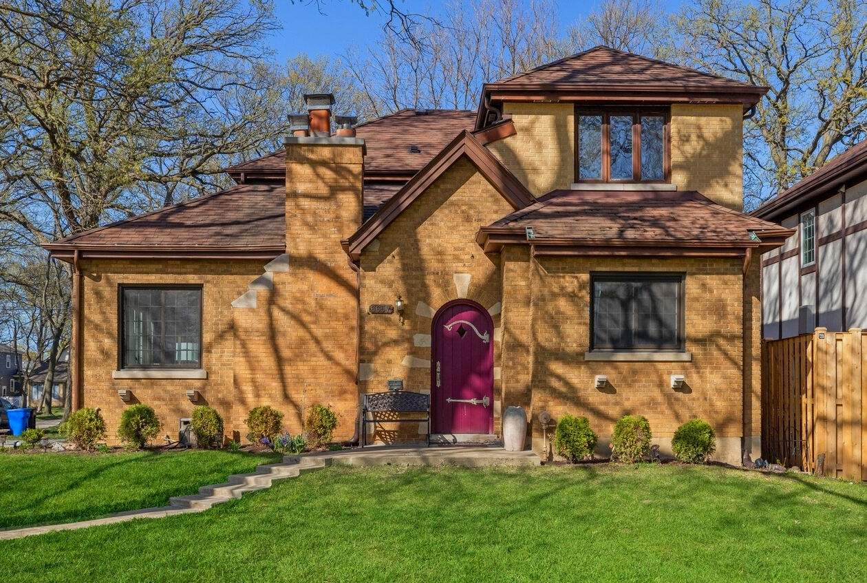 Property Photo: 6657 N Hiawatha Avenue IL 60646