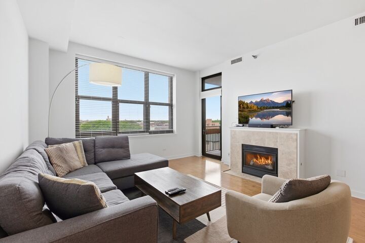 Property Photo:  3140 N Sheffield Avenue 602  IL 60657 