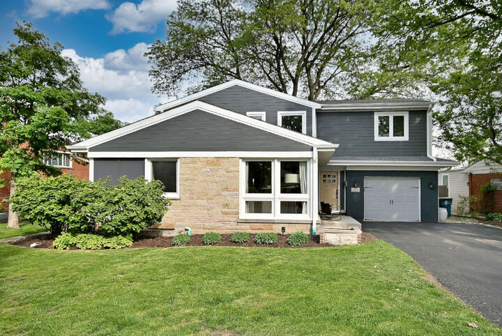 Property Photo:  334 E Huntington Lane  IL 60126 