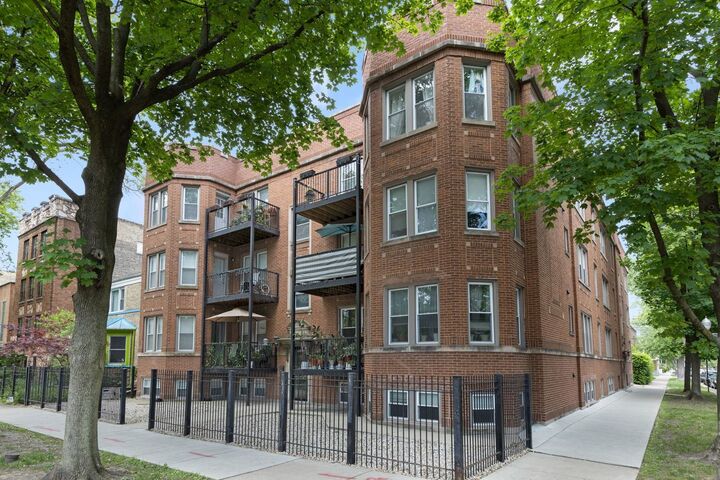 Property Photo: 2935 W Rosemont Avenue 2 IL 60659