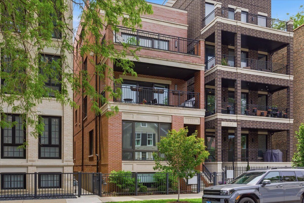 Property Photo:  1321 W Wrightwood Avenue 3  IL 60614 
