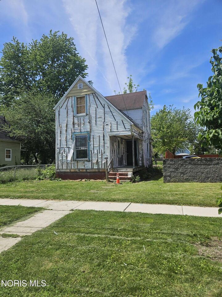 Property Photo: 1209 Waverly Avenue OH 43607