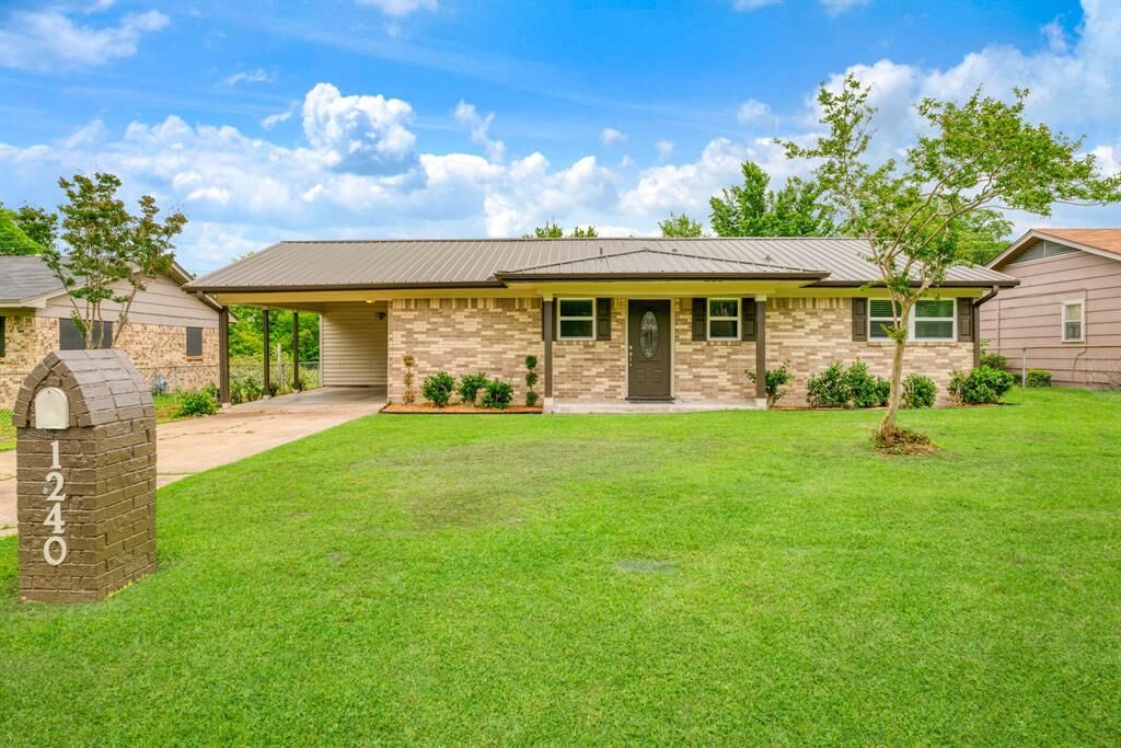 Property Photo:  1240 NE 17th Street  TX 75460 
