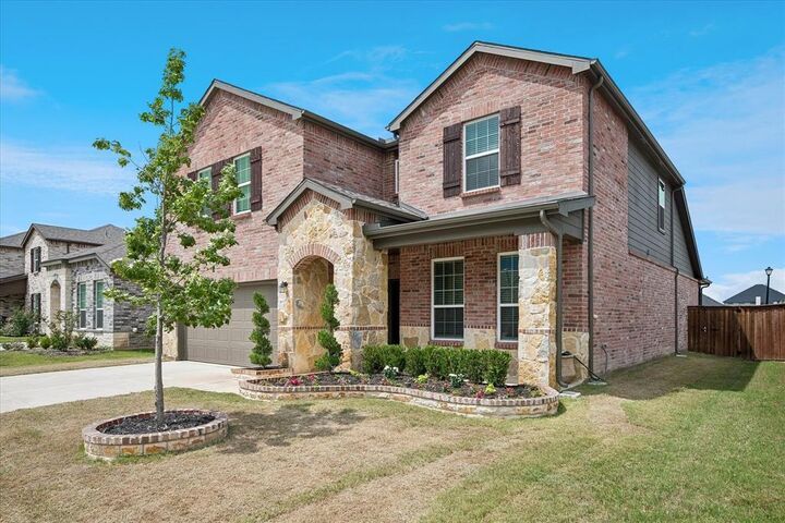 Property Photo:  814 Marigold Street  TX 75407 