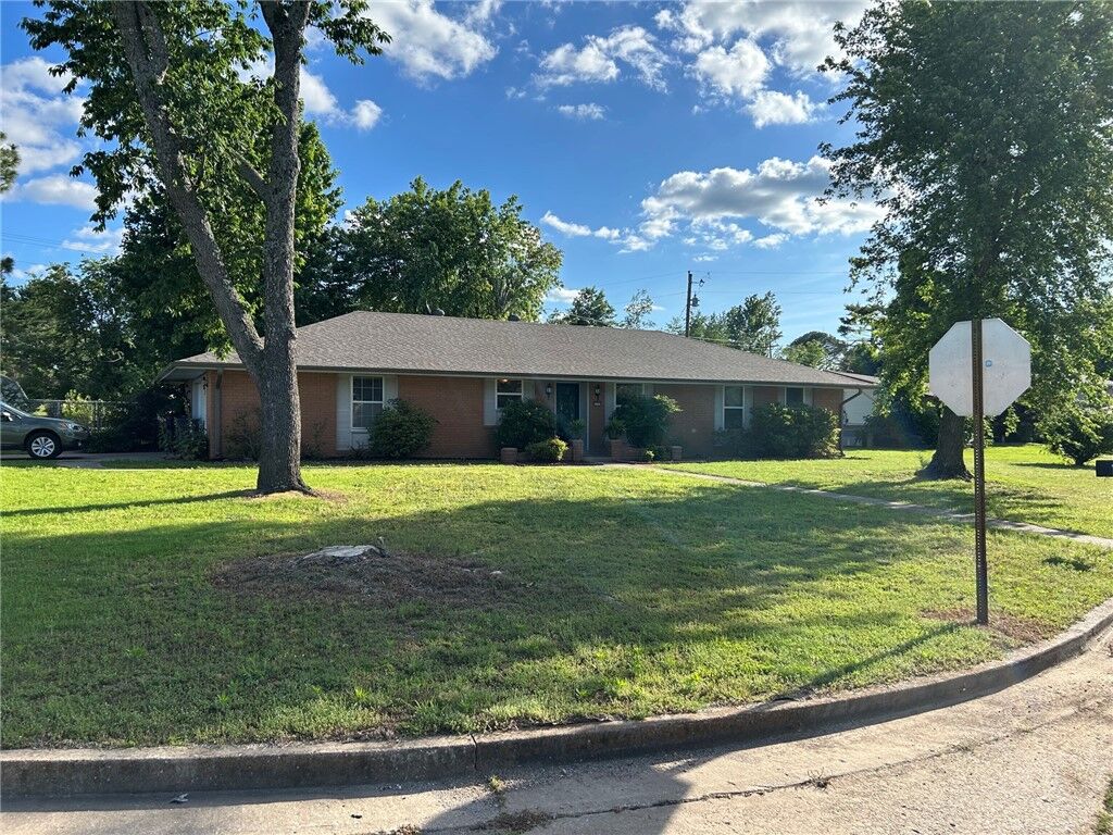Property Photo:  2000 W Magnolia Street  AR 72758 