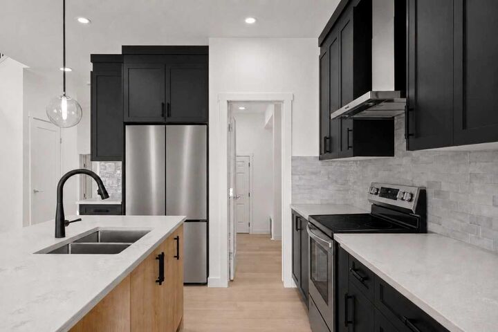Property Photo:  83 Heritage Manor  AB T4C 3K8 