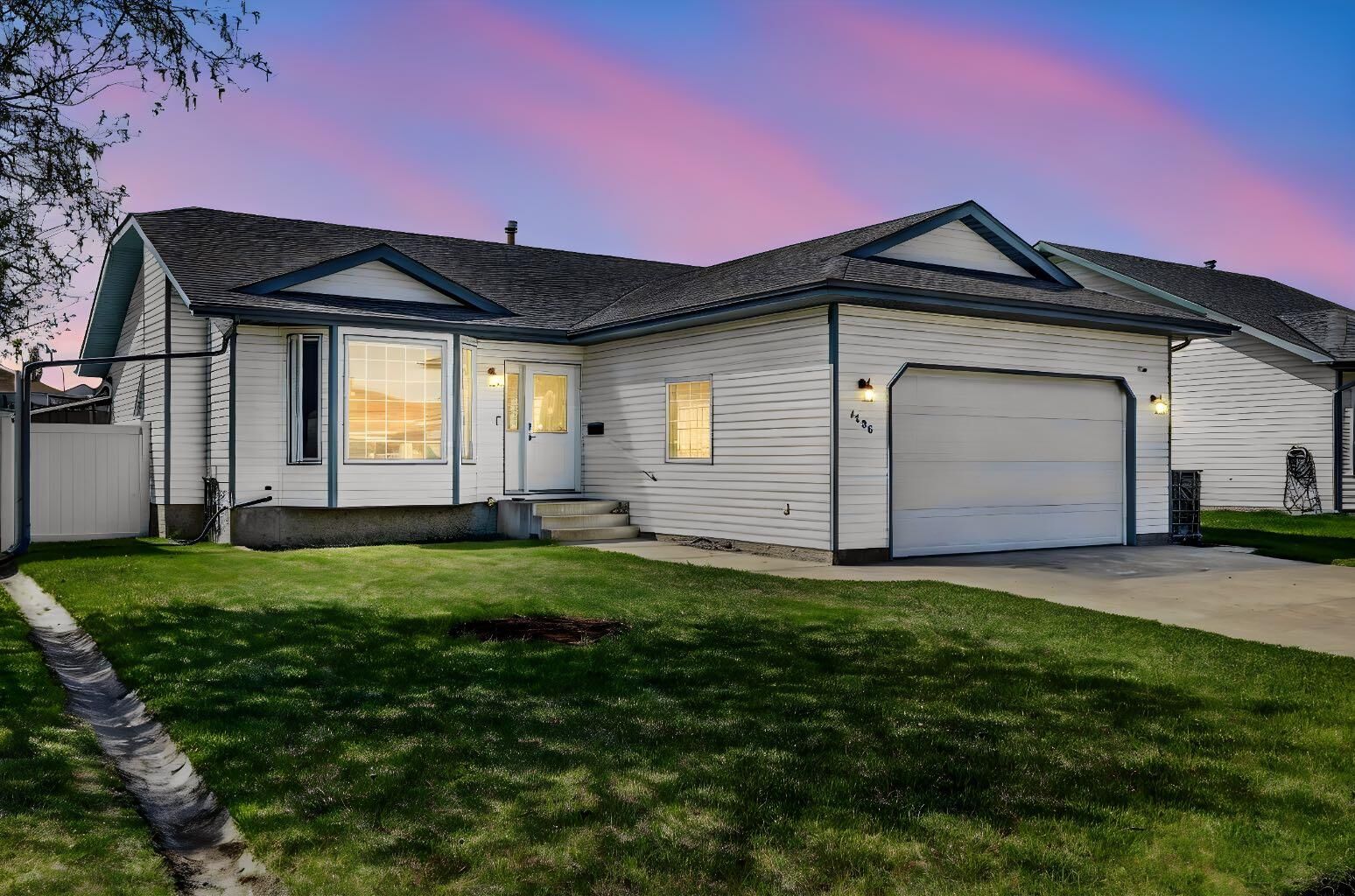 Property Photo:  4406 48 Street  AB T4G 1W8 
