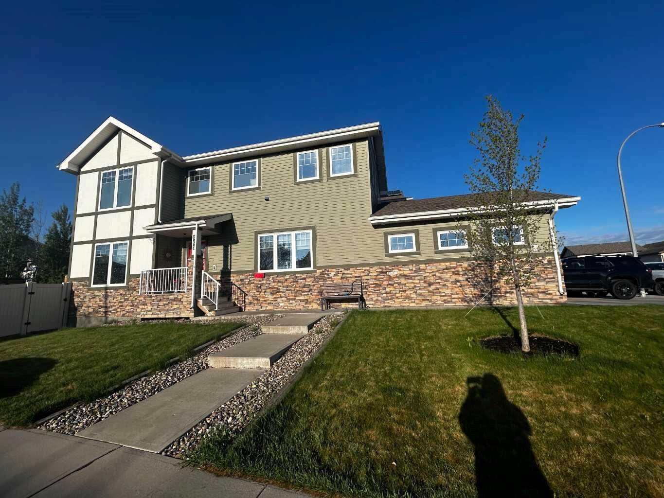 Property Photo: 802 Keystone Meadows W AB T1J 4S7