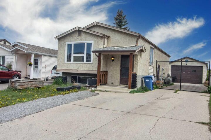 Property Photo: 124 Abingdon Way NE AB T2A 6R8