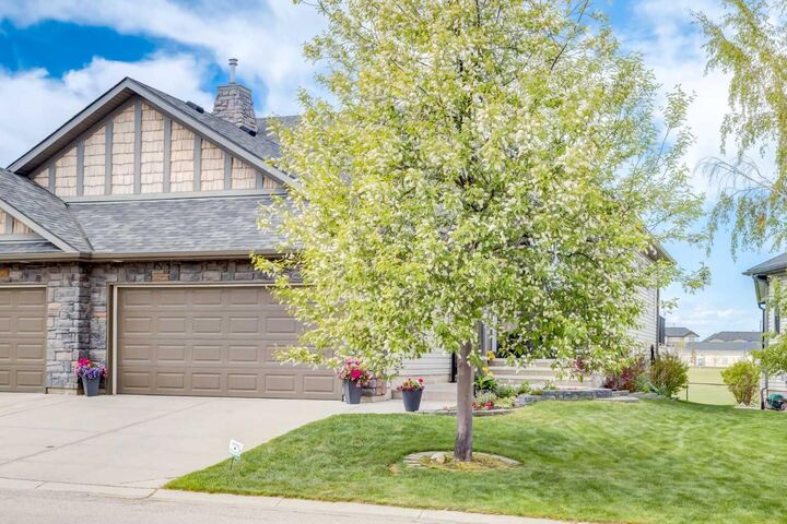 Property Photo: 38 Kincora Terrace NW AB T3R 1M1