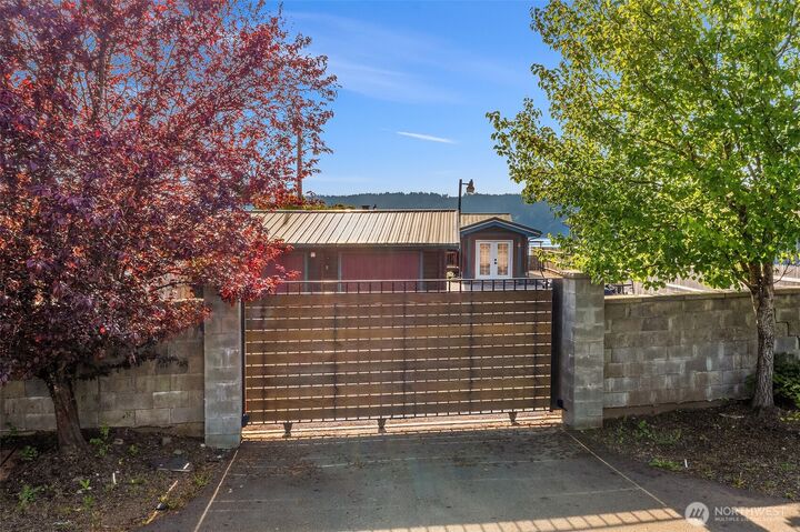 Property Photo: 26190 N Highway 101 WA 98548