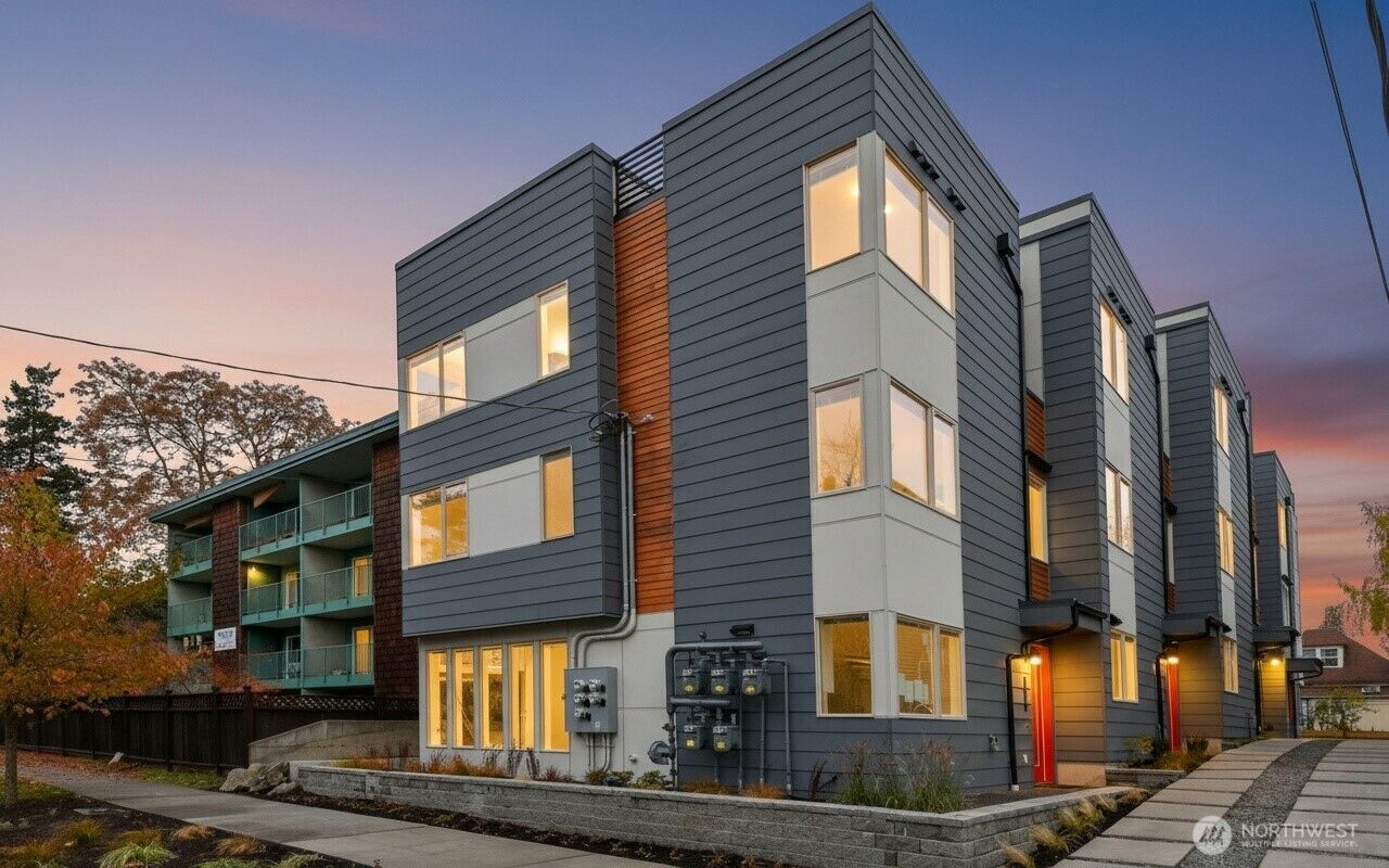 Property Photo: 1520 13th Avenue S D WA 98144