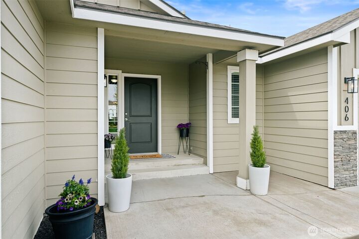 Property Photo:  406 E 24th Avenue  WA 98926 