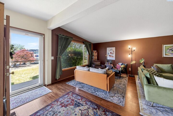 Property Photo:  803 N Huntington St  WA 99336 