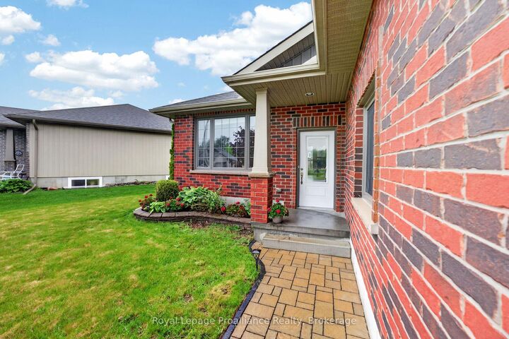 Property Photo: 32 Aspen Drive ON K8V 0E2