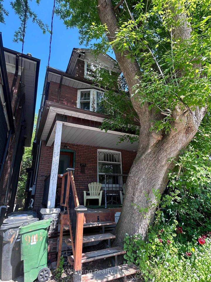 911 1/2 Bathurst Street — photo 1