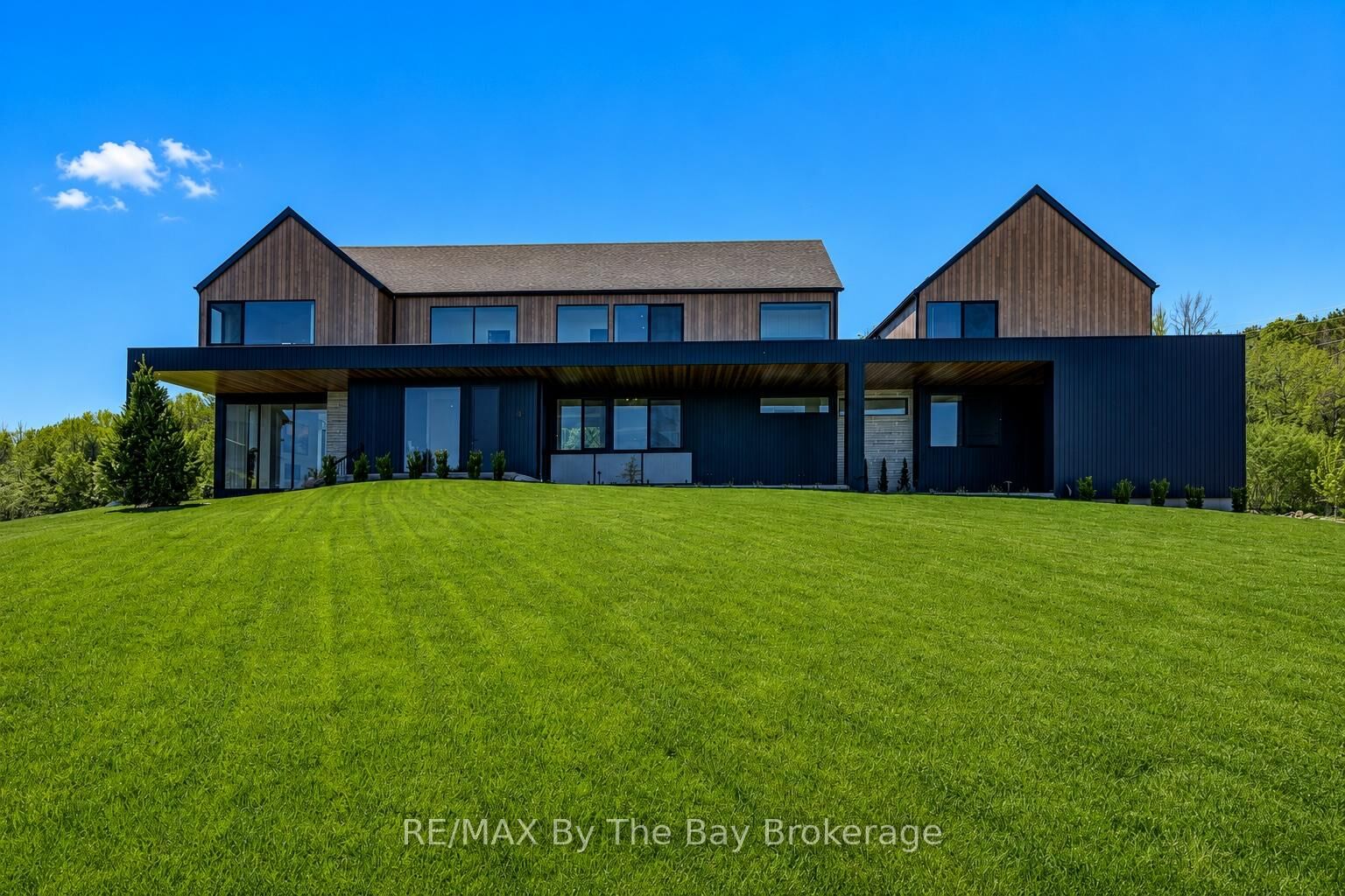 Property Photo: 18 Raintree Court ON L9Y 0K2