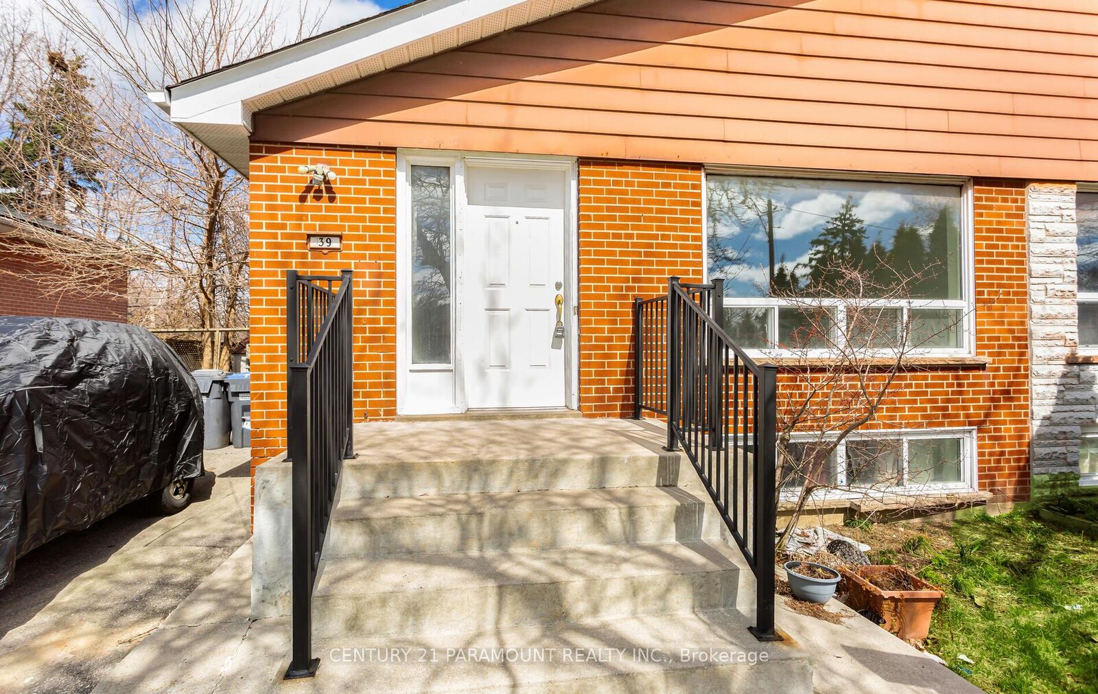 Property Photo: 39 Aloma Crescent ON L6T 2N8