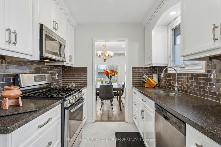 Property Photo: 11 Charlotte Court ON L4N 6B2