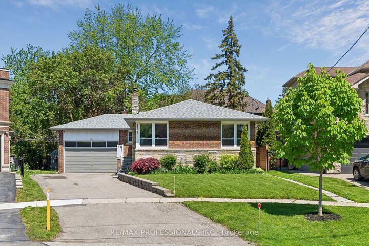 151 Perry Crescent — photo 1
