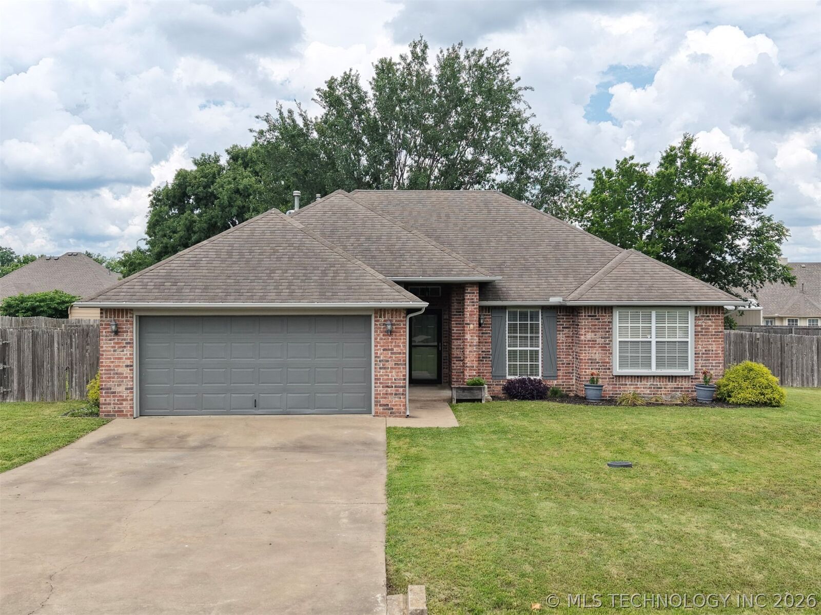 Property Photo:  1108 S Mockingbird Lane  OK 74070 