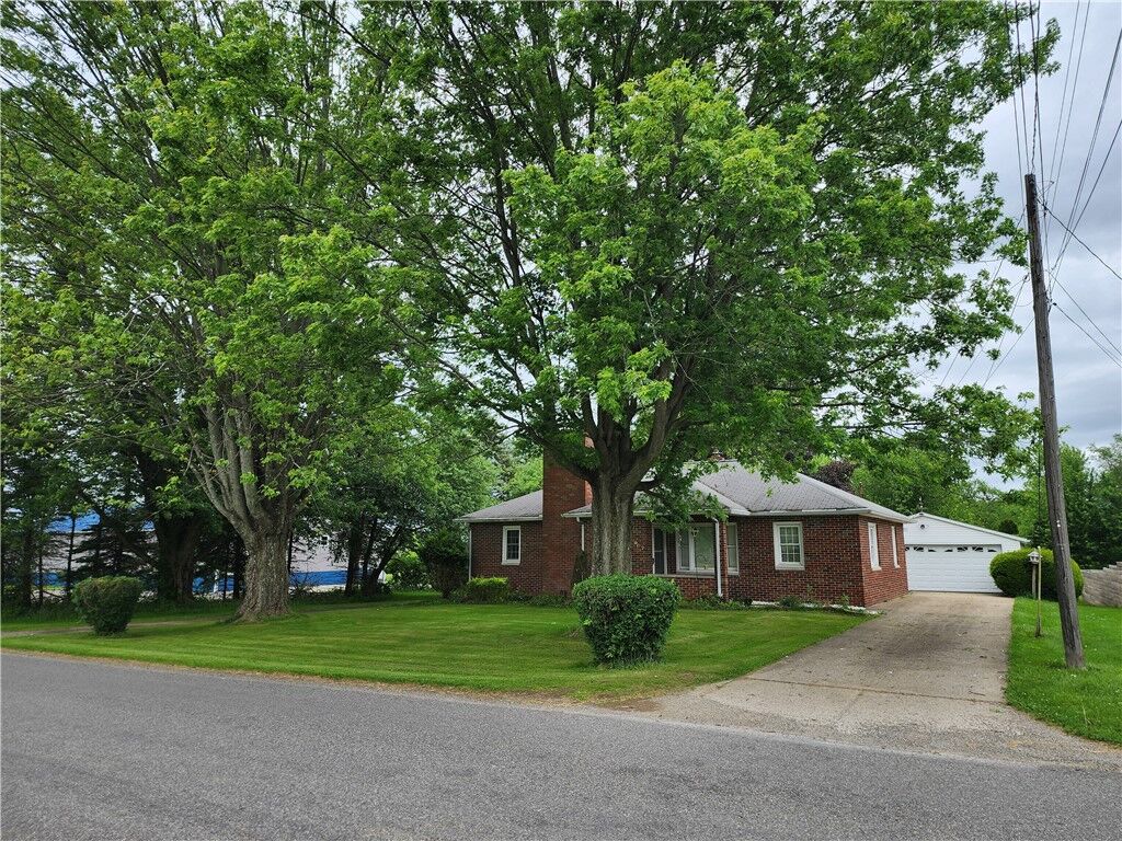 Property Photo:  907 Arlington Dr  PA 16125 