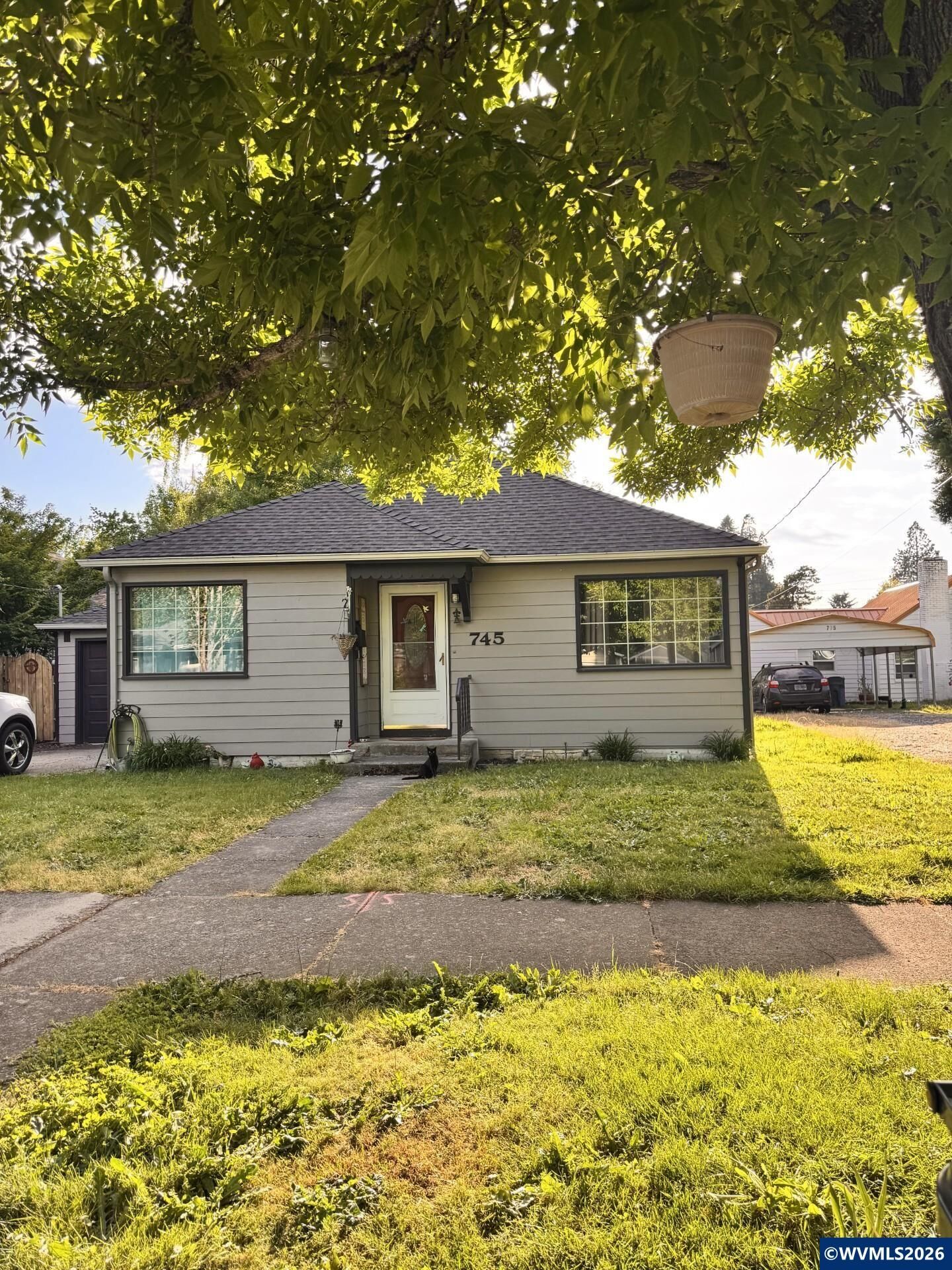 Property Photo:  745 20th St NE  OR 97301 