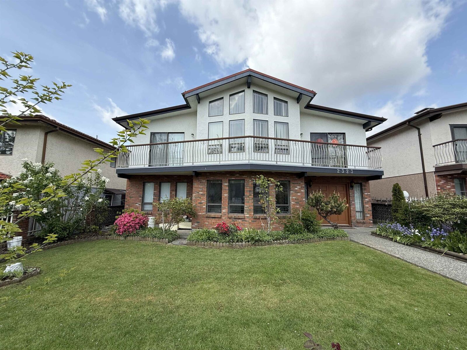 Property Photo:  2323 E 41st Avenue 2 Bed Suite  BC V5R 2W2 