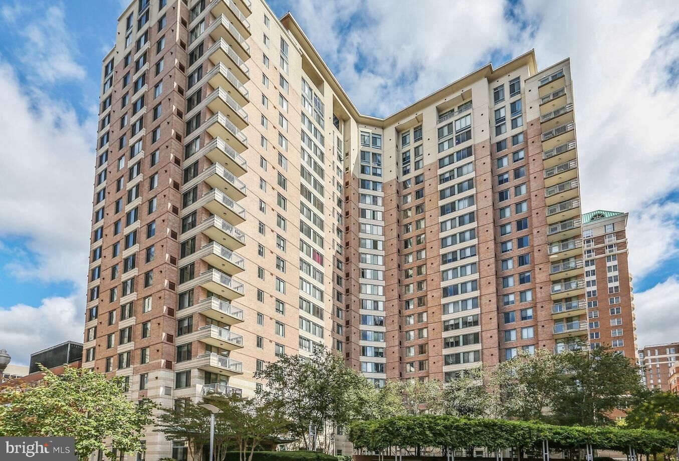Property Photo: 851 N Glebe Road 1003 VA 22203