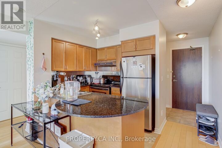 Property Photo:  18 Kenaston Gardens 1705  ON M2K 1G8 