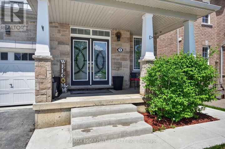 Property Photo:  9 Fleming Crescent  ON N3W 0C4 