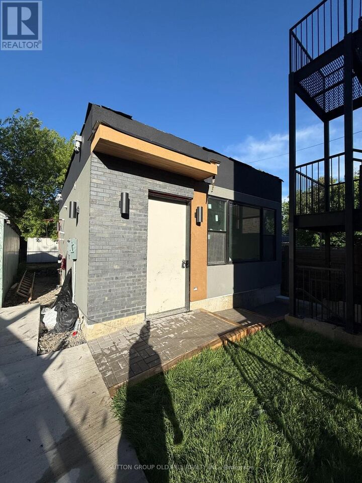 Property Photo: 625 Harvie Avenue 05 ON M6E 4M4