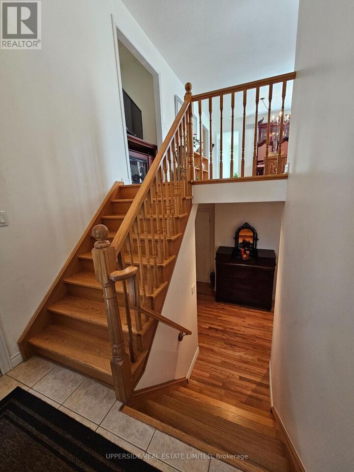 Property Photo:  4 Kingsley Road South  ON L7J 2Z5 