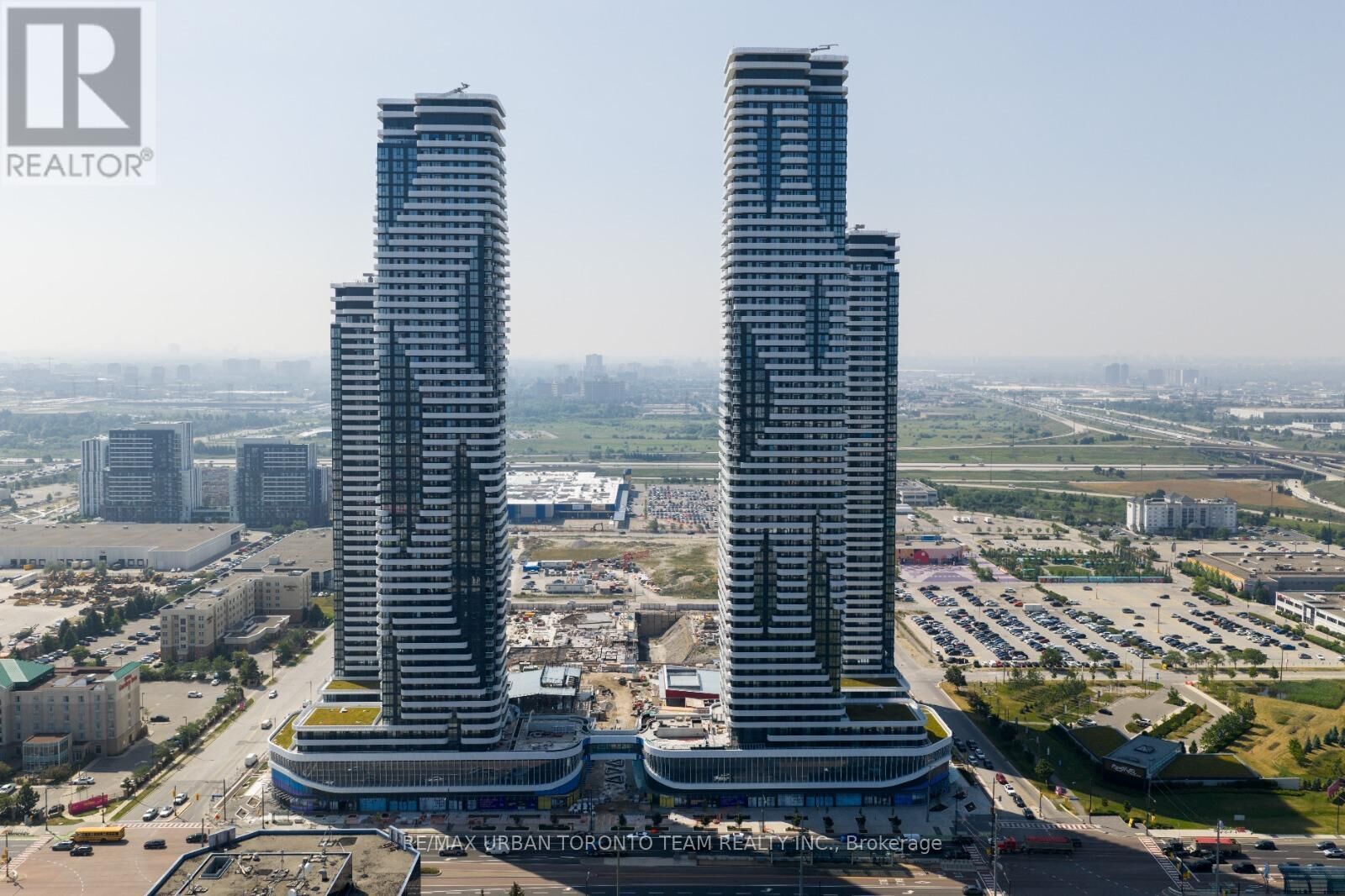 Property Photo:  8 Interchange Way 512  ON L4K 5Z7 