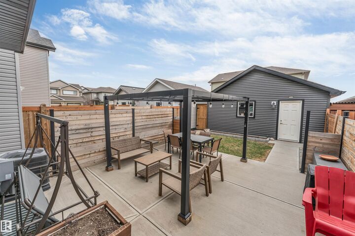 Property Photo:  2652 Maple Way NW  AB T6T 2G3 