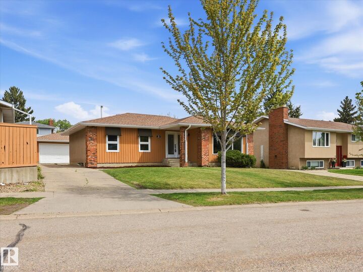 Property Photo:  3 Fairfax Crescent  AB T8N 1X9 