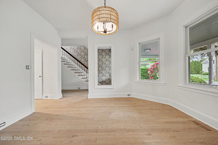 Property Photo: 15 Shorelands Place CT 06870