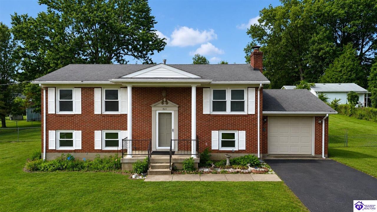 Property Photo: 821 W Crocus Drive KY 40160
