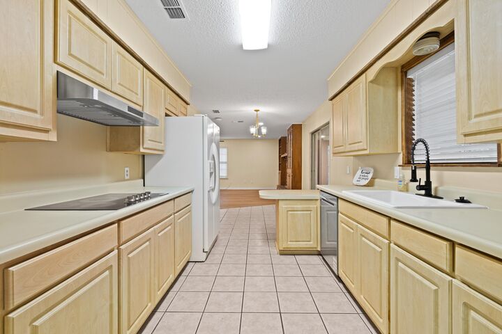 Property Photo:  2803 Amberwood Dr  TX 75605 