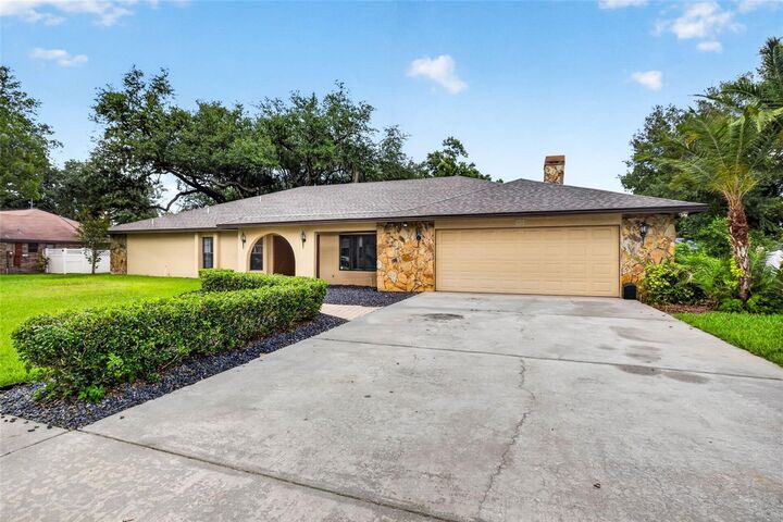 Property Photo:  11004 Theresa Arbor Drive  FL 33617 